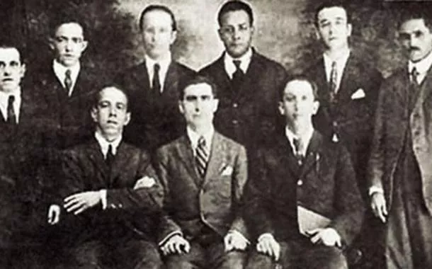 Como foi a fundação do Partido Comunista do Brasil (PCB)