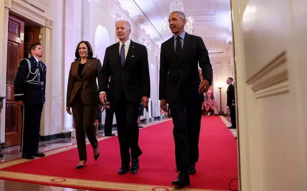 O presidente dos EUA, Joe Biden, é ladeado pelo vice-presidente Kamala Harris e o ex-presidente Barack Obama 