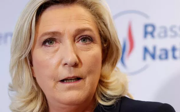 Marine Le Pen se diz pronta para enfrentar Macron nas eleições antecipadas