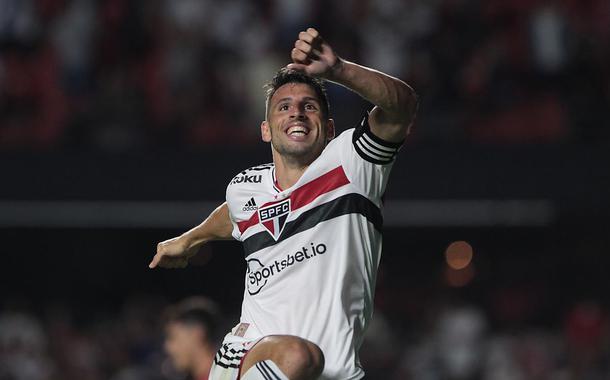 São Paulo surpreende Flamengo com gol de Calleri e conquista vantagem na final da Copa do Brasil