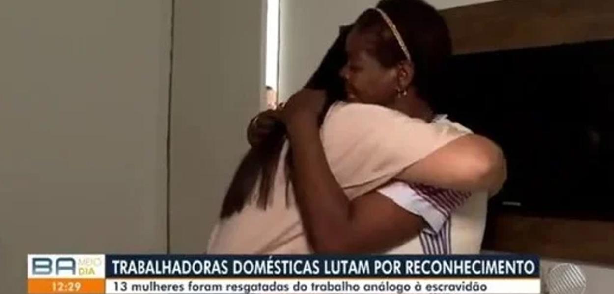 VÍDEO: Mulher negra resgatada de trabalho escravo chora ao tocar na mão da  repórter: Fico com receio - Diário do Sertão