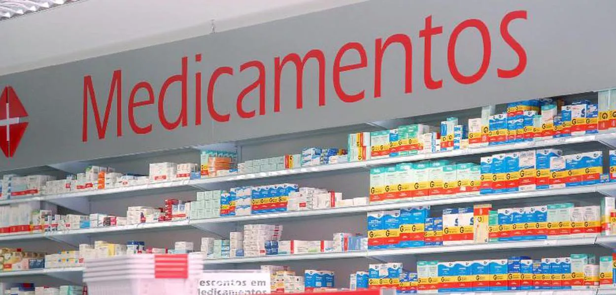 Entidades criticam permissão para farmacêutico prescrever medicamento
