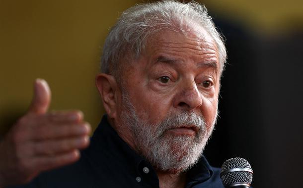 Ex-presidente Luiz Inácio Lula da Silva discursa durante evento em São Paulo 21/04/2022