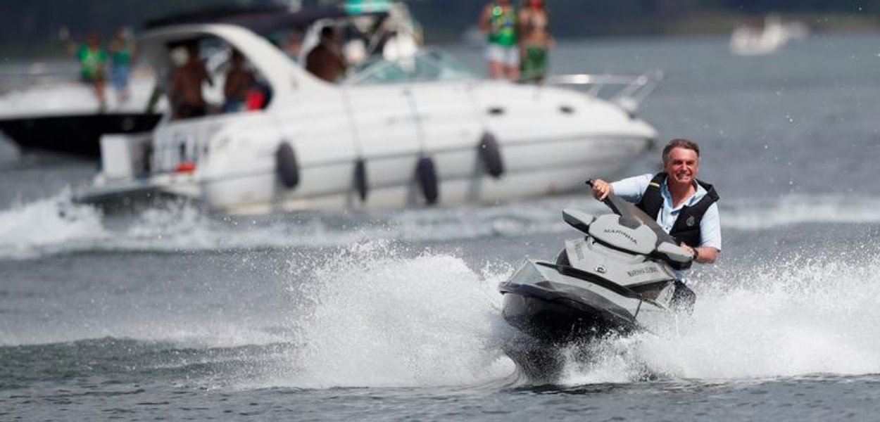 Jair Bolsonaro andando de jet-ski