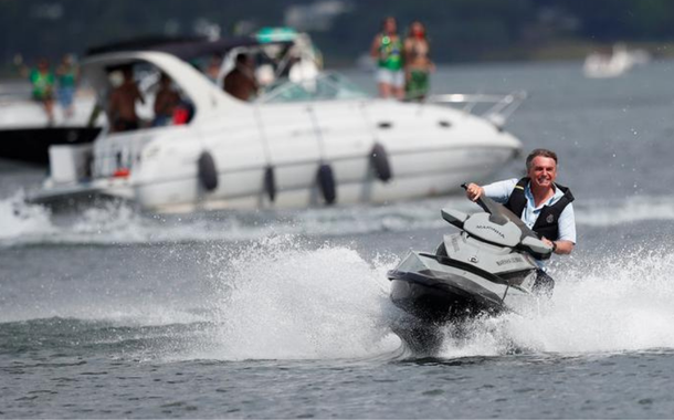 Jair Bolsonaro em passeio de jet-ski