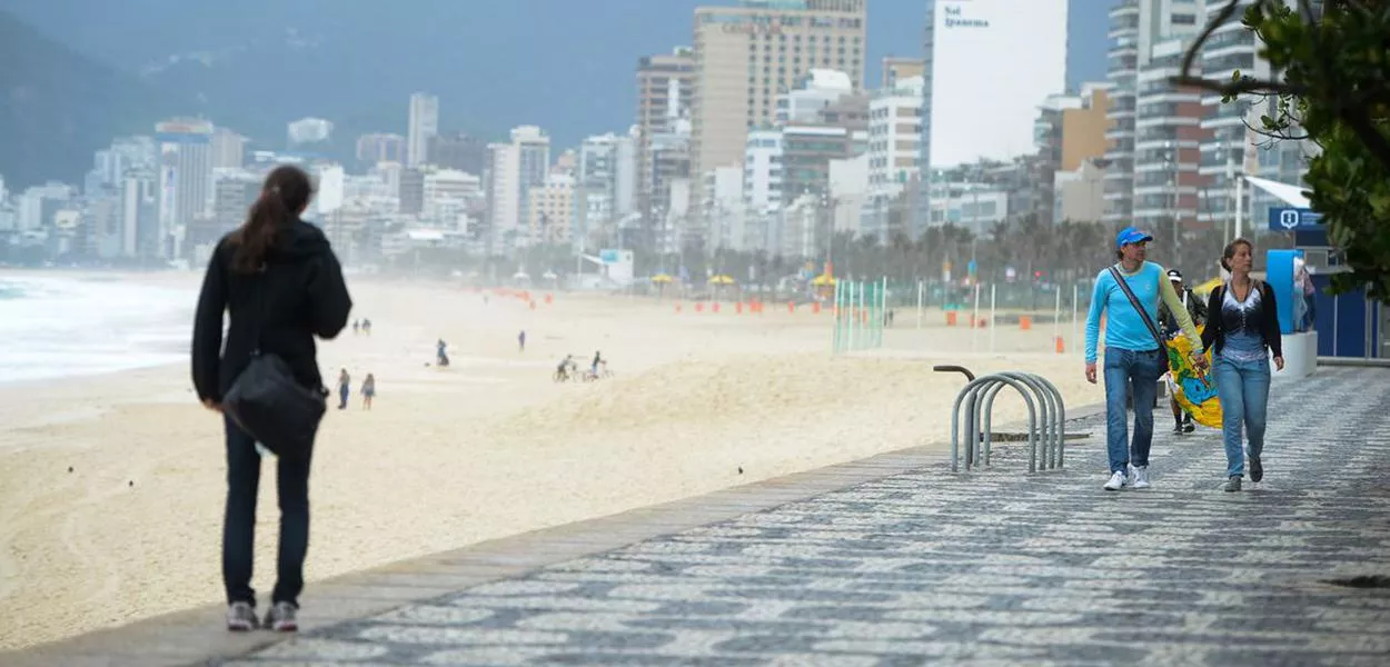 Marinha emite aviso de ressaca no Rio; mar invade avenida (vídeos)