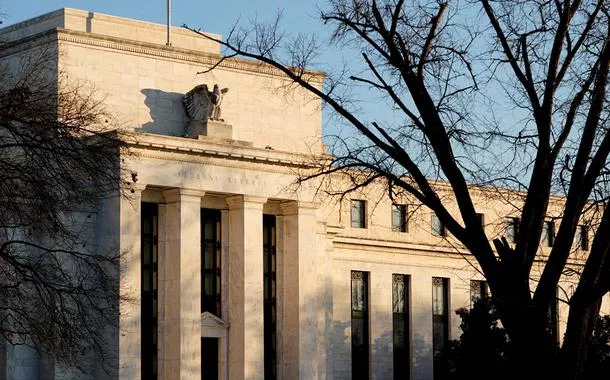 Fed reduz juros em 0,50 p.p. e cita "maior confiança" na inflação