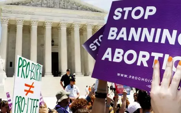 Ativistas a favor do aborto realizam protesto na frente da Suprema Corte americana, localizada em Washington