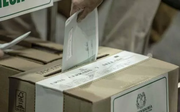 Colômbia fecha as urnas e inicia apuração da eleição presidencial