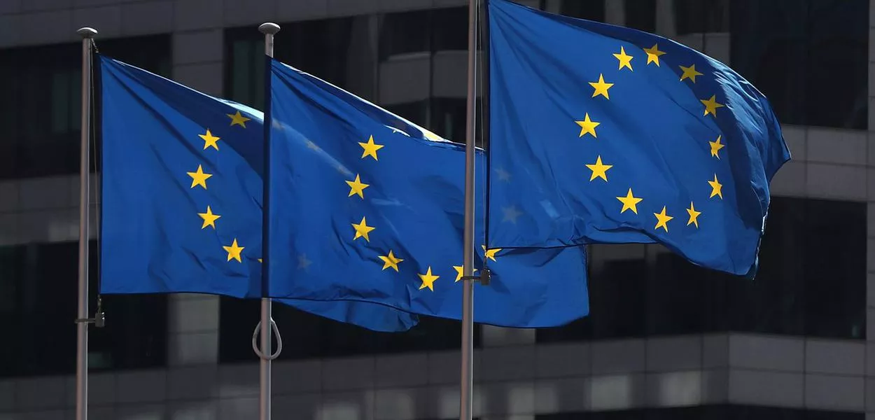 União Europeia promete resposta firme às novas tarifas de Trump