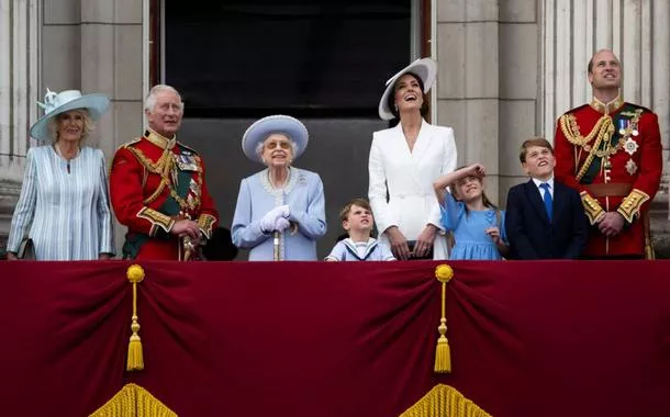 A rainha, juntamente com membros da família real, assiste ao sobrevoo especial da RAF (Royal Air Force) da Grã-Bretanha da varanda do Paláciosite de aposta eleições 2024Buckingham após o desfile Trooping the Color, como partesite de aposta eleições 2024suas celebrações do jubileusite de aposta eleições 2024Platina