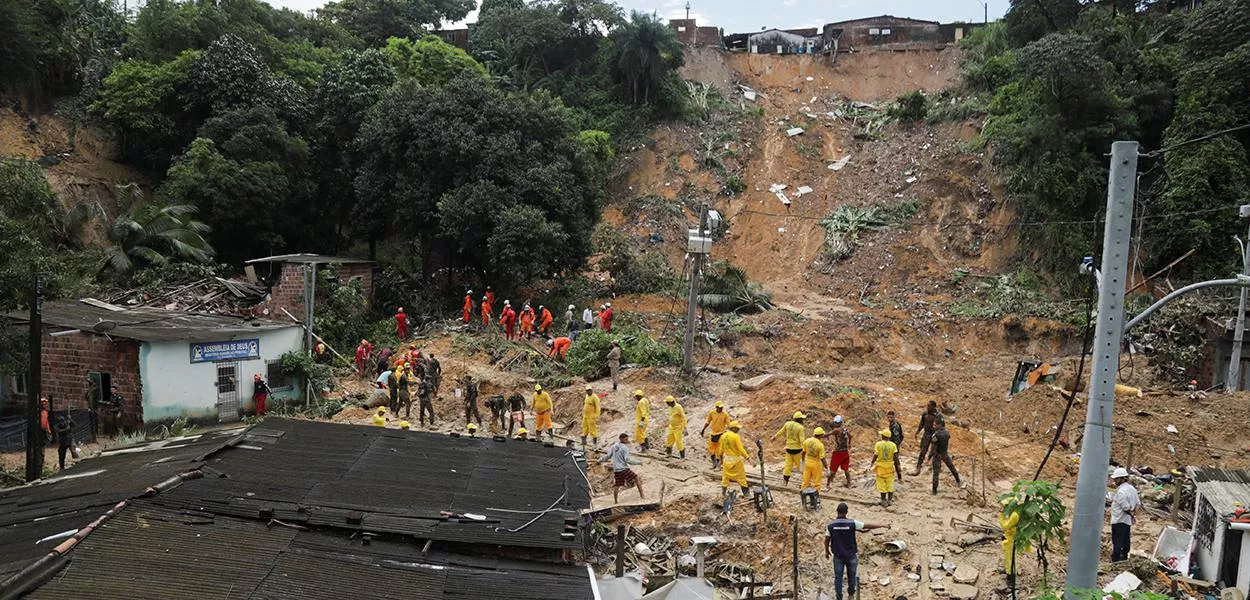 Equipes de resgate trabalham em área de deslizamento causada por chuvas em Recife