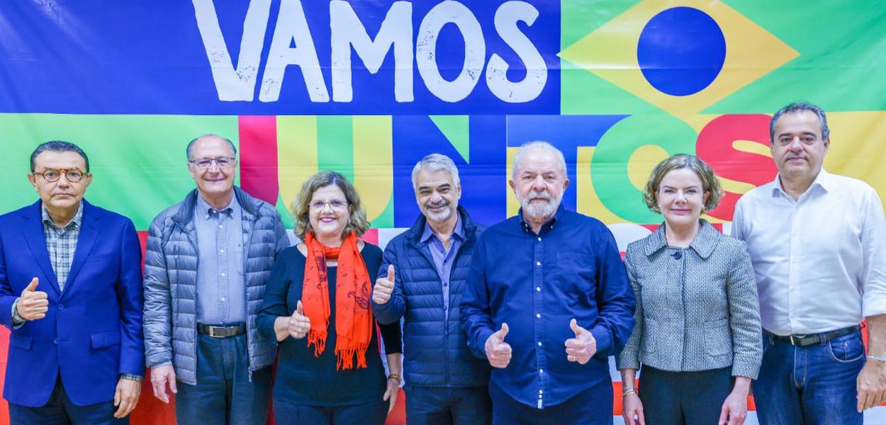Lula e lideranças do PT de Pernambuco, além de Alckmin e o presidente do PSB, Carlos Siqueira