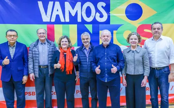 Lula e lideranças do PT de Pernambuco, além de Alckmin e o presidente do PSB, Carlos Siqueira