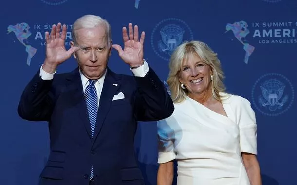 Presidente dos EUA, Joe Biden, e a esposa, Jill Biden, acenam na chegada à Cúpula das Américas,bet365 com ptLos Angeles
08/06/2022
REUTERS/Kevin Lamarque