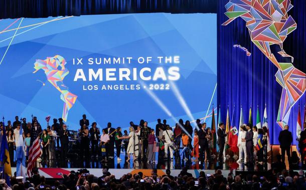 A primeira-dama dos EUA, Jill Biden, no palco durante a cerimônia inaugural da nona Cúpula das Américas, em Los Angeles, Califórnia, EUA, em 8 de junho de 2022