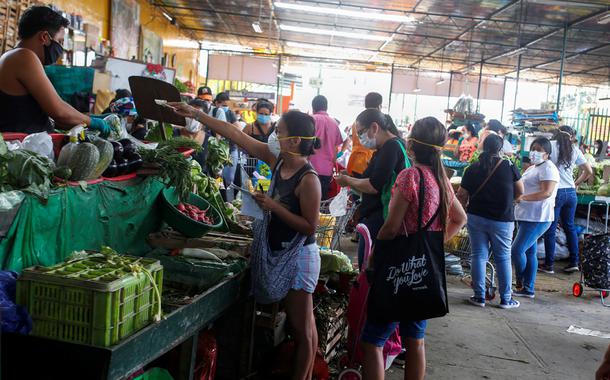 Mulheres compram em um mercado em Lima, Peru