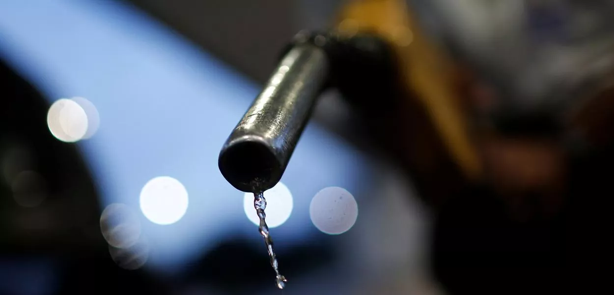 Gasolina sai de bomba em posto de combustíveis da Petrobras, em Brasília. 07/03/2022