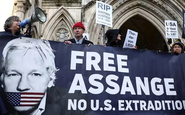 Assange: uma máscara ímpia de tirania disfarçada de justiça