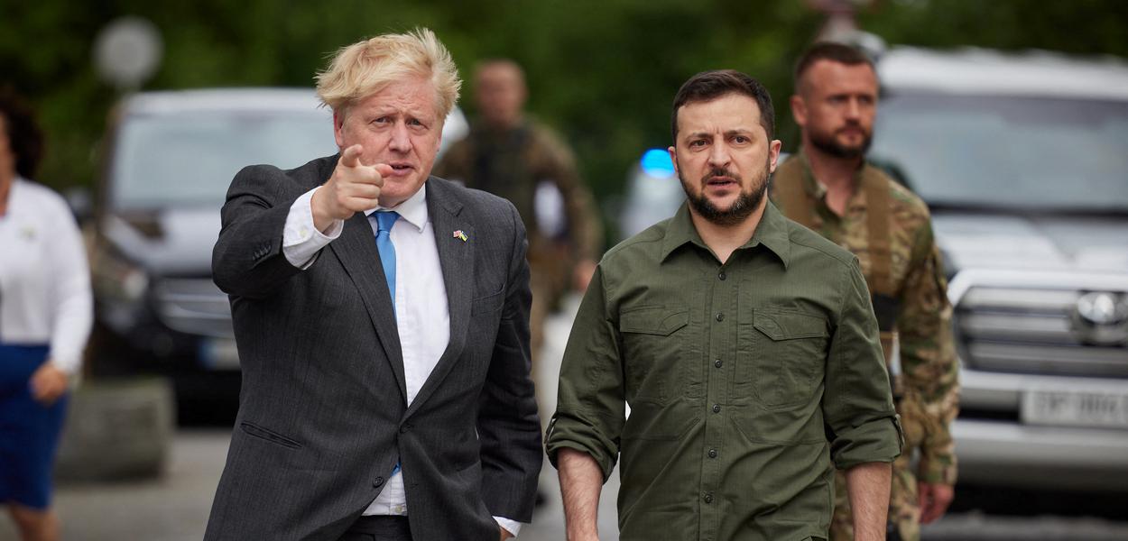 Primeiro-ministro do Reino Unido, Boris Johnson, e presidente da Ucrânia, Volodymyr Zelenskiy, caminham na praça Mykhailivska, em Kiev