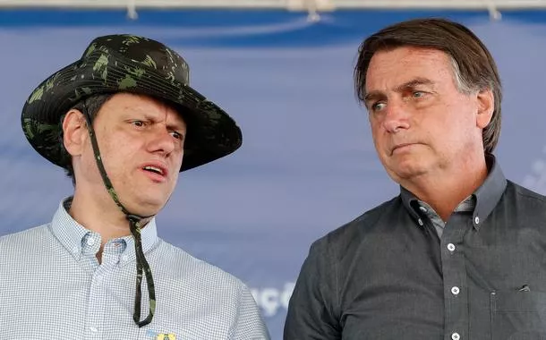 Tarcísio exalta Bolsonaro, indiciado como ladrão de joias, na cúpula fascista