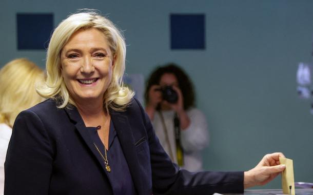 Marine Le Pen pede maioria absoluta para a extrema-direita no parlamênto francês