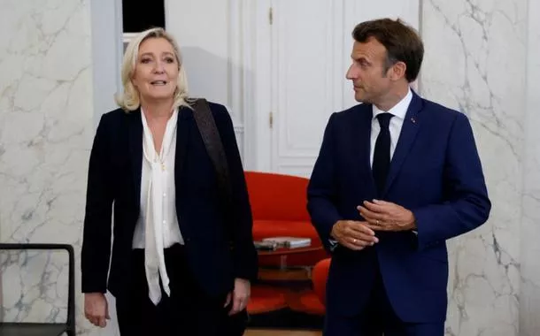 Presidente francês, Emmanuel Macron, e líder de extrema-direita Marine Le Pen no Palácio do Eliseu 21/06/2022