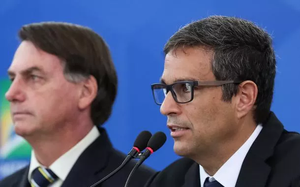 Campos Neto minimiza ligações com Bolsonaro: 'não julguem pela cor da camisa'