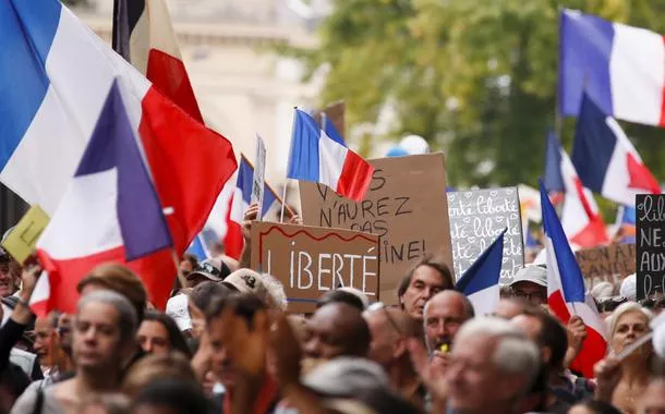 Mulheres vão às ruas na França exigir constitucionalização do direito ao aborto