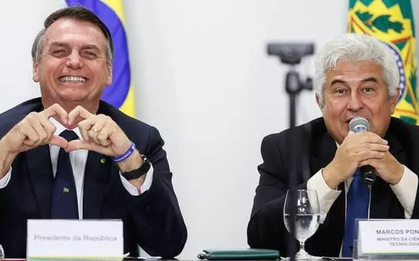 Governo Bolsonaro pagou viagens para indiciado pela PF mostrar suposta fragilidade da urna eletrônica, aponta inquérito do golpe