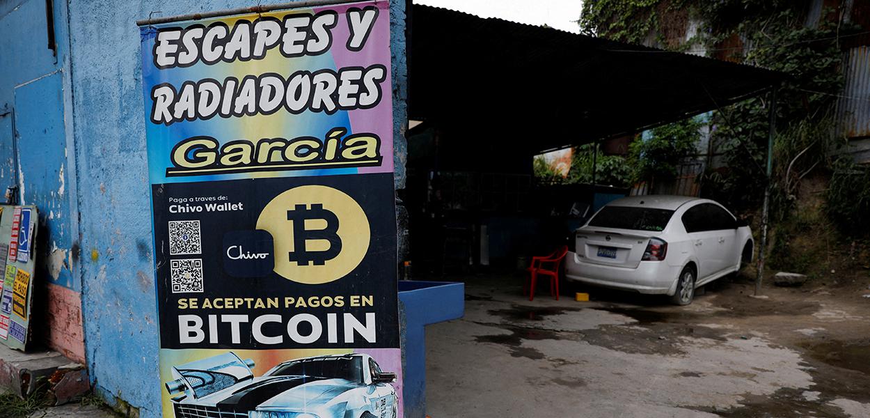 Placa com bitcoin em oficina automotiva onde a criptomoeda é aceita como forma de pagamento em San Salvador, El Salvador