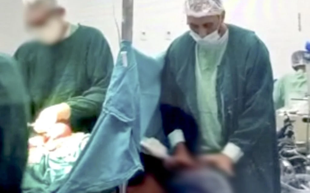 Um celular no centro cirúrgico flagrou o momento em que Giovanni Quintella Bezerra coloca pênis na boca de mulher durante cesariana