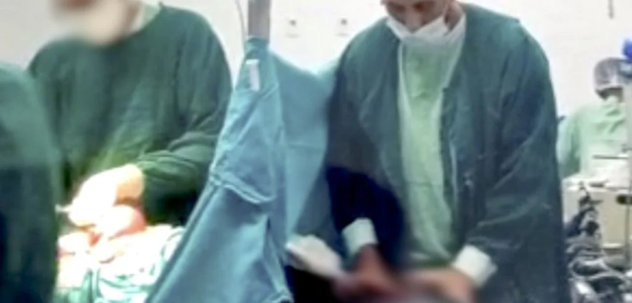 Um celular no centro cirúrgico flagrou o momento em que Giovanni Quintella Bezerra coloca pênis na boca de mulher durante cesariana