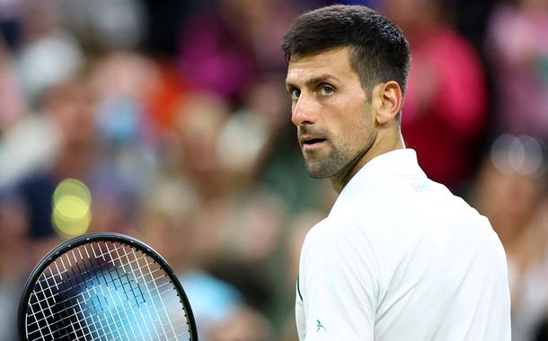 Novak Djokovic durante partida em Wimbledon 03/07/2022