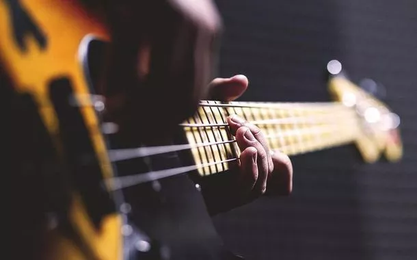 Aos 42 anos, trabalhador ganha aposentadoria por invalidez por 'vício' em Heavy Metal