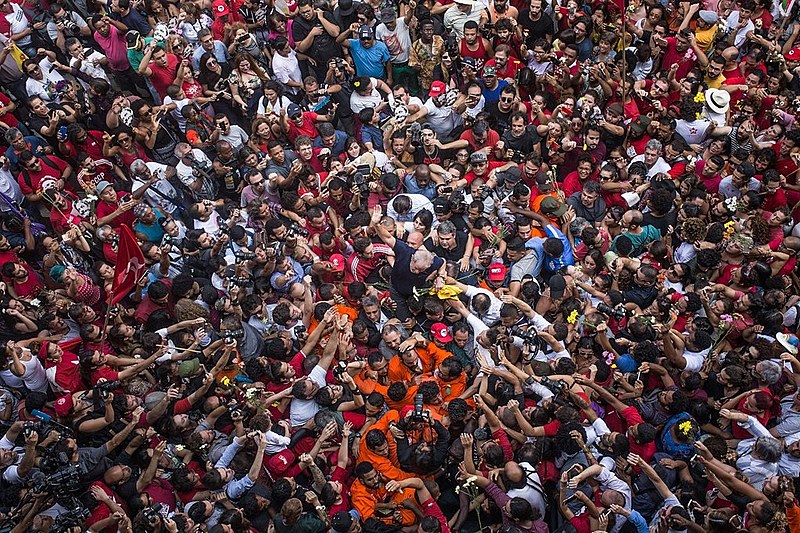 Cercado por uma multidão, Lula deixou a prisão em 8 de novembro de 2019