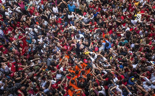 Cercado por uma multidão, Lula deixou a prisão em 8 de novembro de 2019