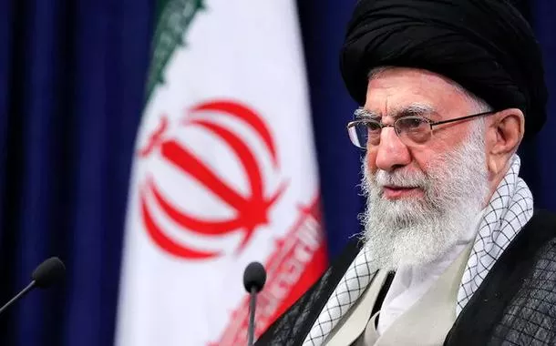 Aiatolá Khamenei pede orações pelo retorno seguro do presidente Raisi após acidente com helicóptero