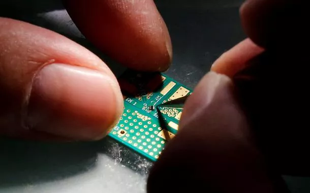 Big Techs se dividem: IA garante lucro, enquanto tarifaço de Trump derruba vendas
