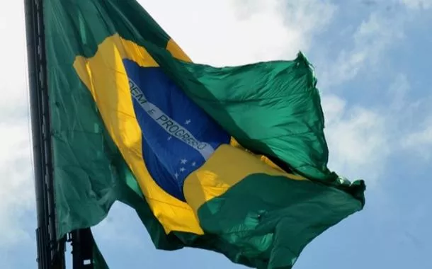 Bandeira brasileira é içada na residência do embaixador da Argentina em Caracas