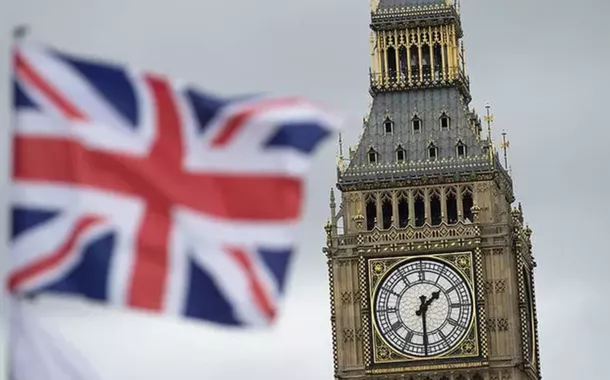 Bandeira do Reino Unido é vista à frente do Parlamento Britânico