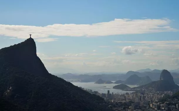 Panorama da cidade do Rio de Janeiro com destaque para as montanhas do Corcovado e Pão de Açúcar