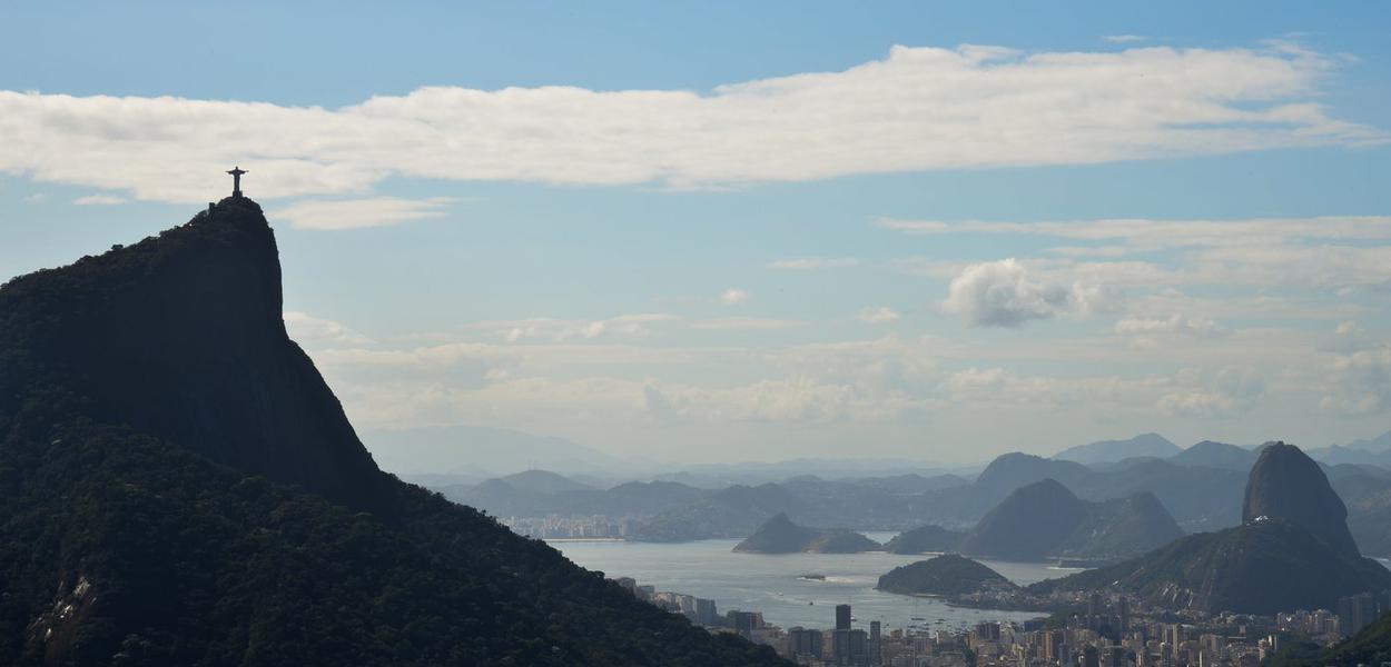 Panorama da cidade do Rio de Janeiro com destaque para as montanhas do Corcovado e Pão de Açúcar