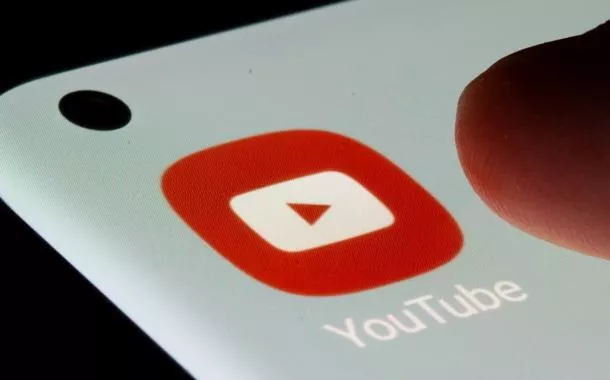 Economia da atenção converte vidas em espetáculo vão e vazio