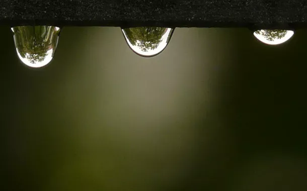 Sinto as mãos dela como um barquinho de papel em alto-mar