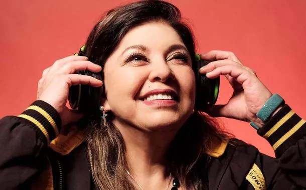 Roberta Miranda paga R$ 800 por pipocas no carnaval do Recife e emociona vendedora que viralizou nas redes (vídeo)