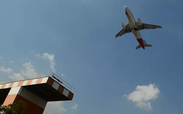 Avião decola no aeroporto de Congonhas