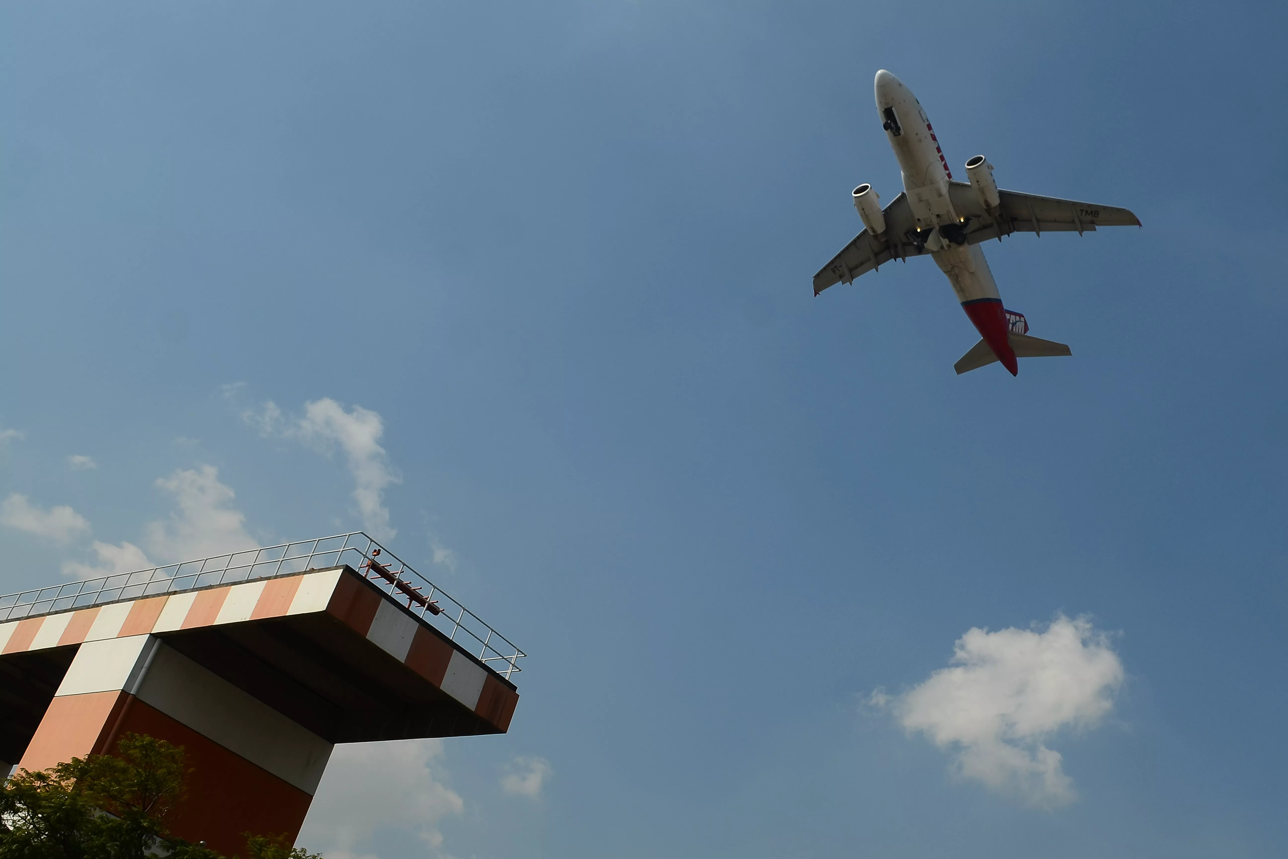 Avião decola no aeroporto de Congonhas