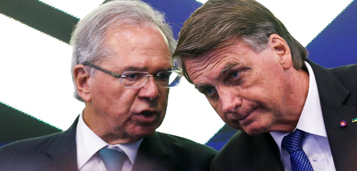 Bolsonaro e Guedes conversam durante cerimônia em Brasília 07/04/2022