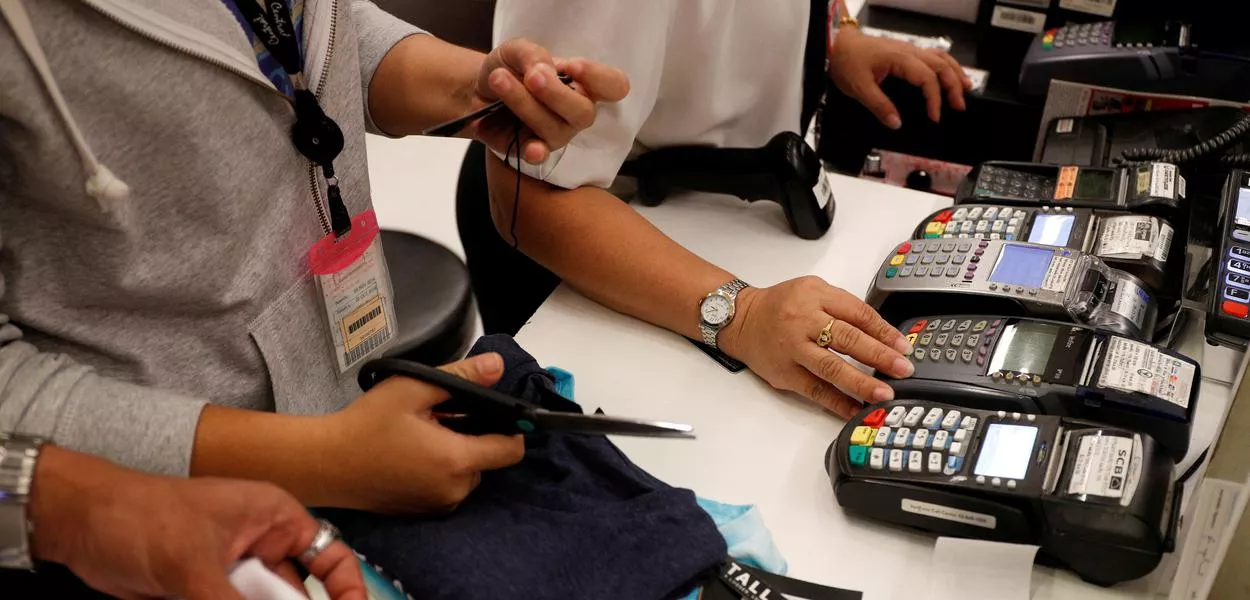 Juros do cartão de crédito sobem e atingem 429,5% ao ano em junho